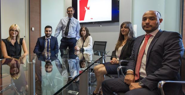 Marc Simeoni entouré de son équipe de consultants.