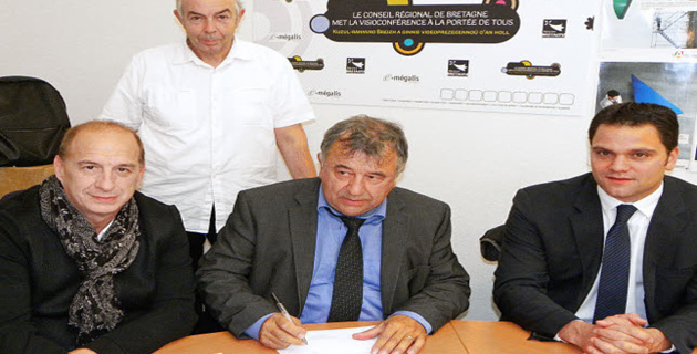 François Gabrielli et Louison Noël ont signé une convention d'adhésion à la Cité du goût et des saveurs, en présence de Thibault Guignard (à droite), vice-président du conseil départemental en charge de la coopération décentralisée et Serge Quinton, président du comité de pilotage de la Cité du goût.