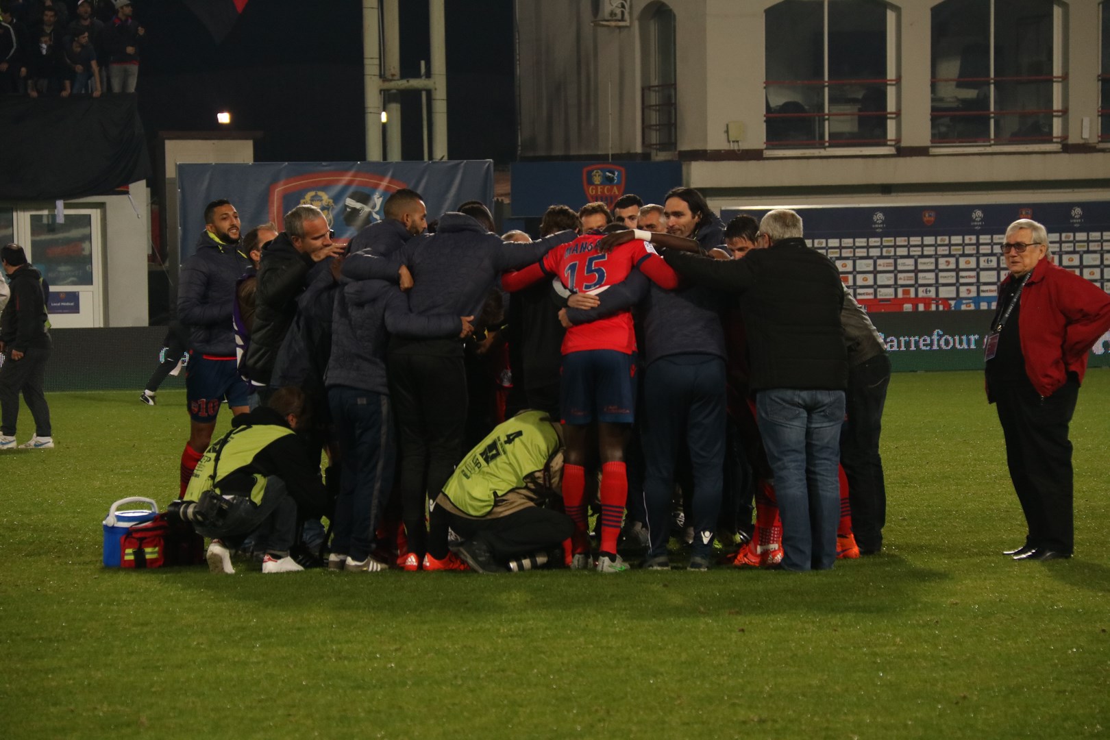 Moment d'intense émotion à Mezzavia : L'hommage des joueurs, du staff et des dirigeants à Frédéric Rossi
