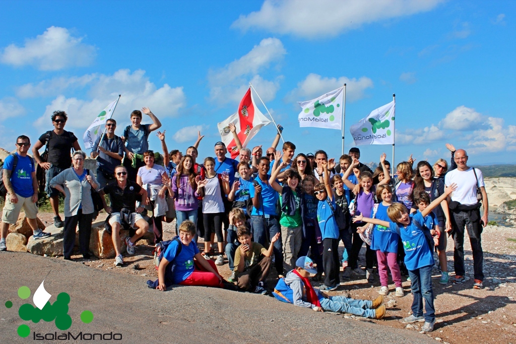 Le vent gonfle les voiles d'Isolamondo entre l'Ile d'Elbe et la Corse