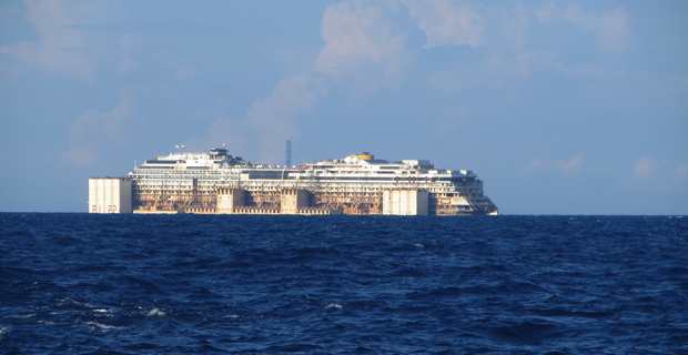 L'épave du Concordia remontant le canal de Corse en juillet 2014.