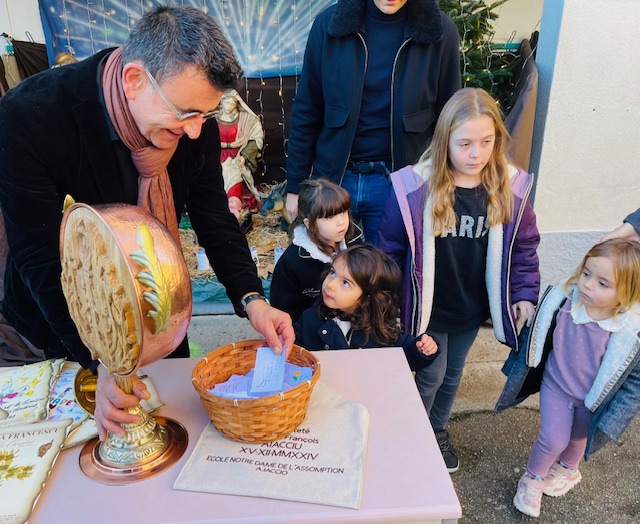 ​Cadeau de la ville d’Ajaccio au Pape : une œuvre de deux artistes sublimée par les messages des écoliers
