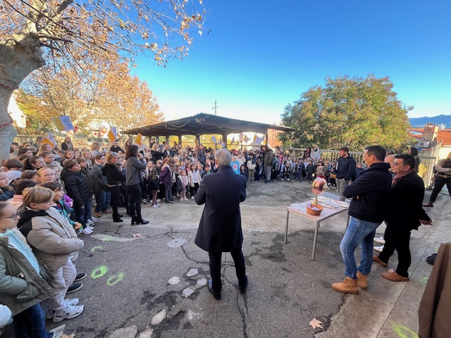​Cadeau de la ville d’Ajaccio au Pape : une œuvre de deux artistes sublimée par les messages des écoliers