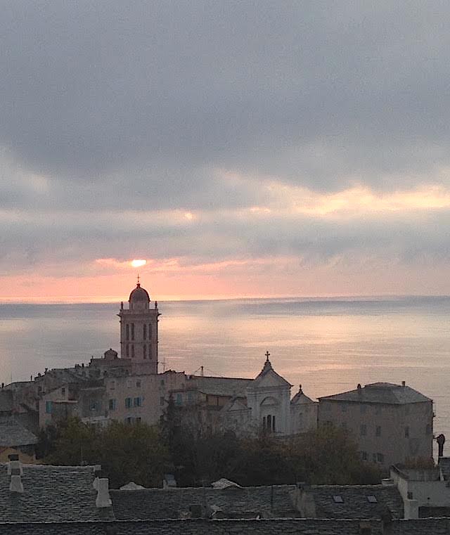 Bastia : Le soleil comme un point sur i sur le clocher de Sainte-Marie