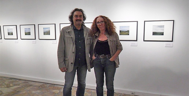 Marcel Fortini, directeur du centre méditerranéen de la photographie, en compagnie de l'artiste Maddalena Rodriguez-Antoniotti