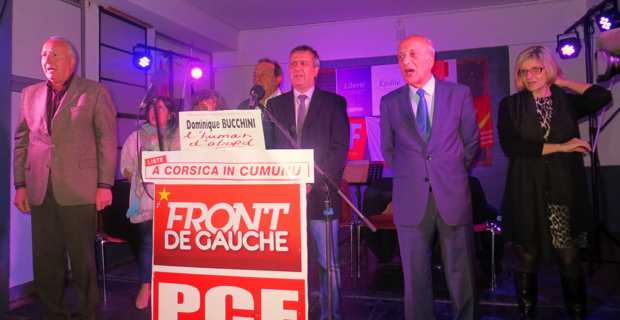 Dominuque Bucchini, tête de liste Front de gauche - PCF, entouré de ses colistiers, chante La Marseillaise..