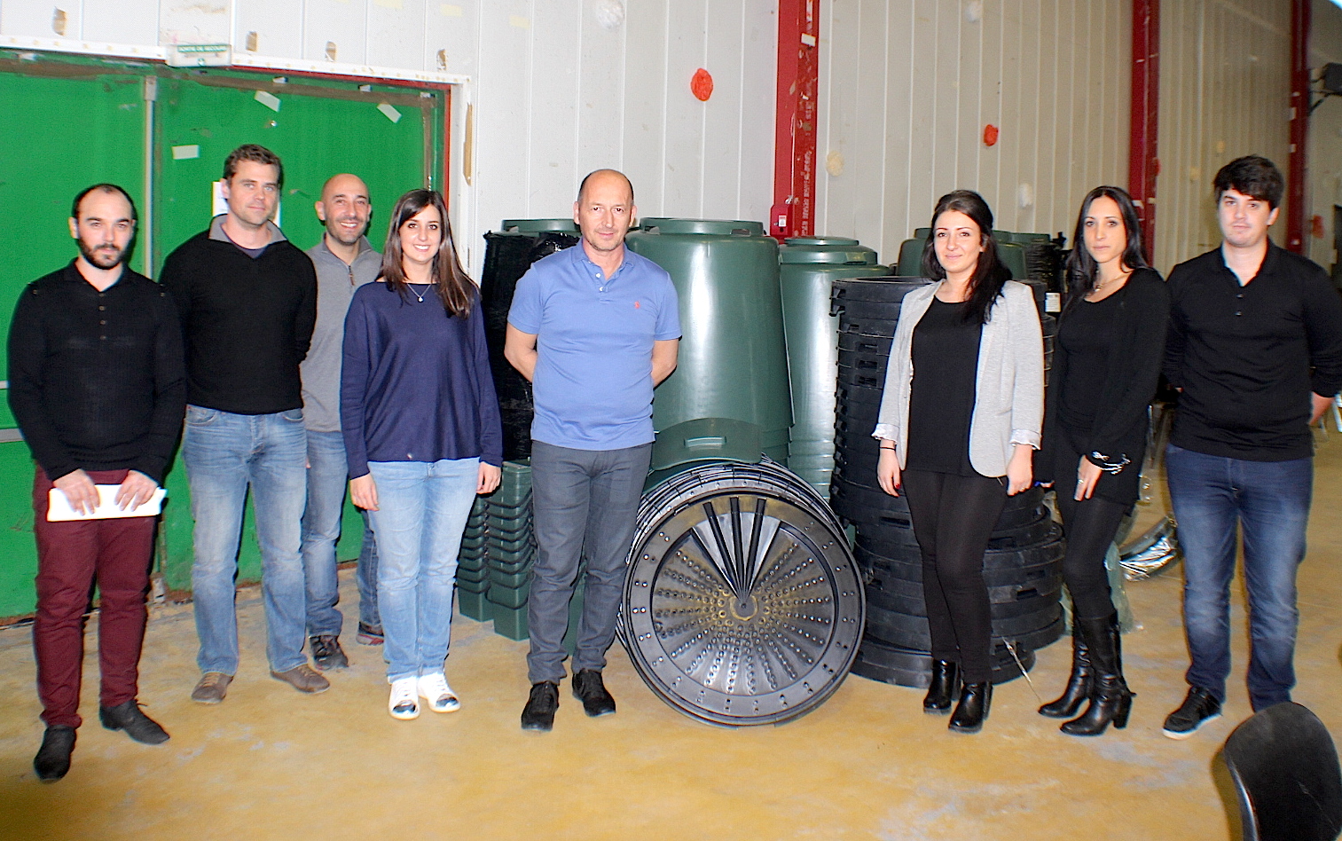 Autour d'Antoine Poli (au centre) les agents de la communauté des communes, les ambassadeurs du tri et les agents du Syvadec