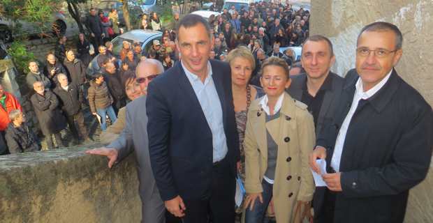 Les trois leaders nationalistes, Gilles Simeoni, Jean-Christophe Angelini et Jean-Guy Talamoni, entourés de leurs colistiers sur les marches du Palazziu Naziunale, à Corte.