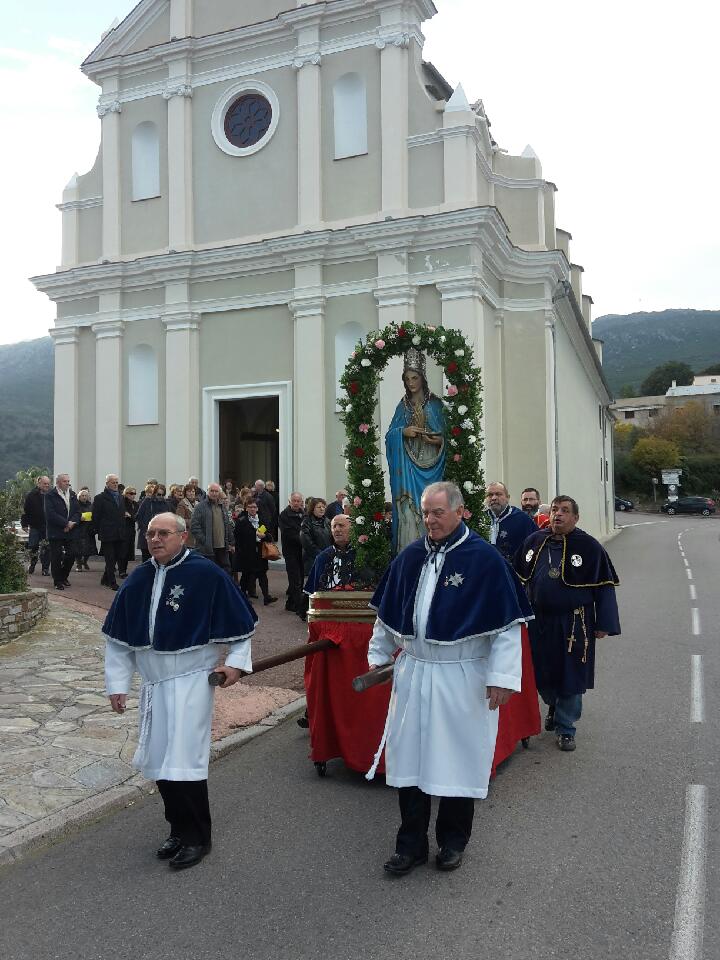 Les confrères de la confrérie  Sainte Croix de Sainte Lucie