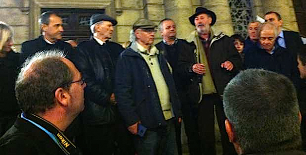 Les élus de l’Assemblée emmenés par leur nouveau président, Jean Guy Talamoni, et élus du Conseil exécutif étaient venus, avec Gilles Simeoni, leur apporter le soutien mardi soir (Photo C. Andreani)