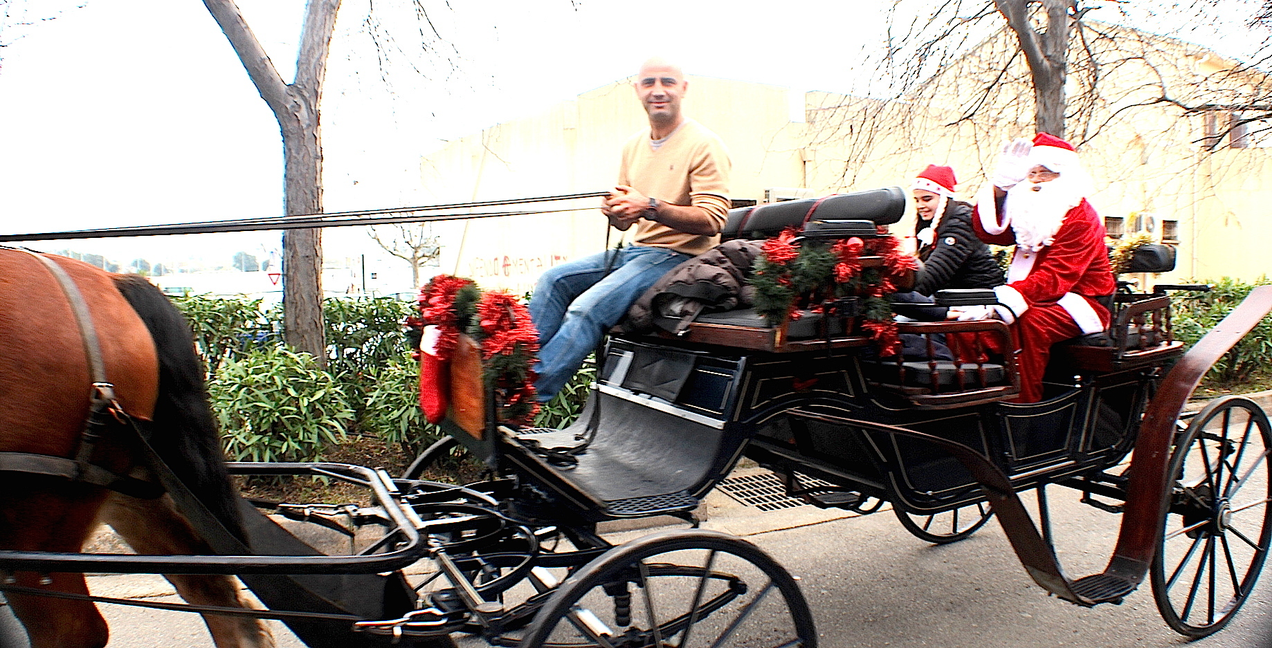 Au Marché de Noël de Biguglia, le Père Noël est en calèche