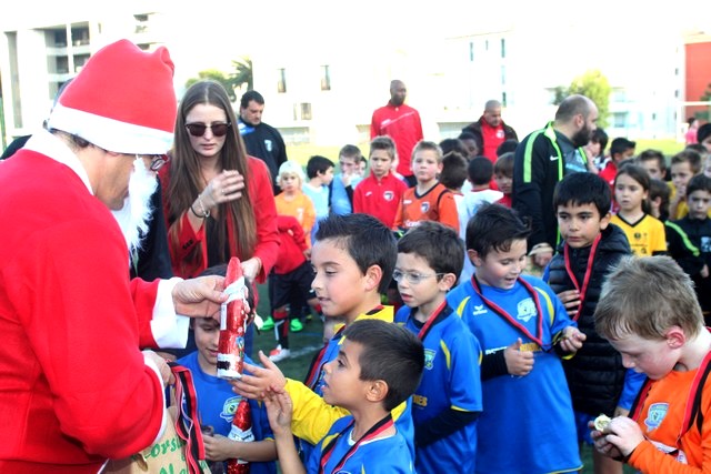 Peluches géantes, Père Noël, distribution de chocolat au plateau de Noël du FCS Calvi