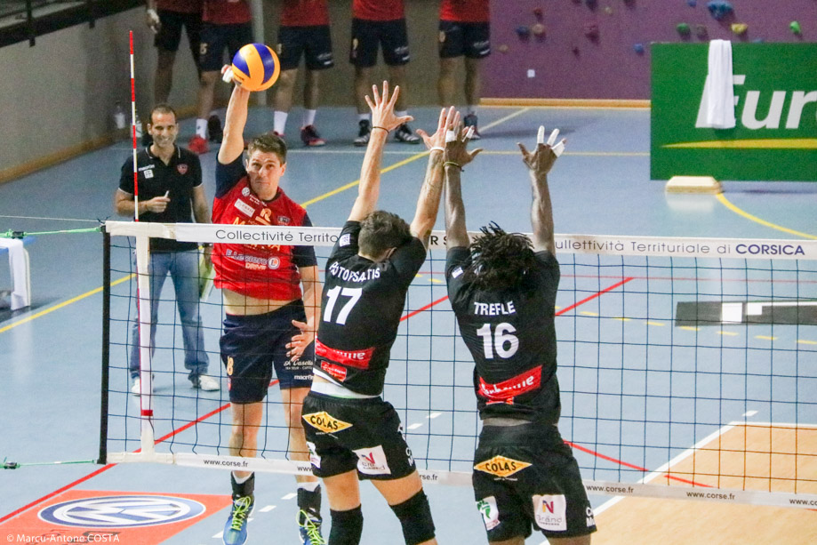 Jovica Simovski n'a laissé aucune chance au block adverse.