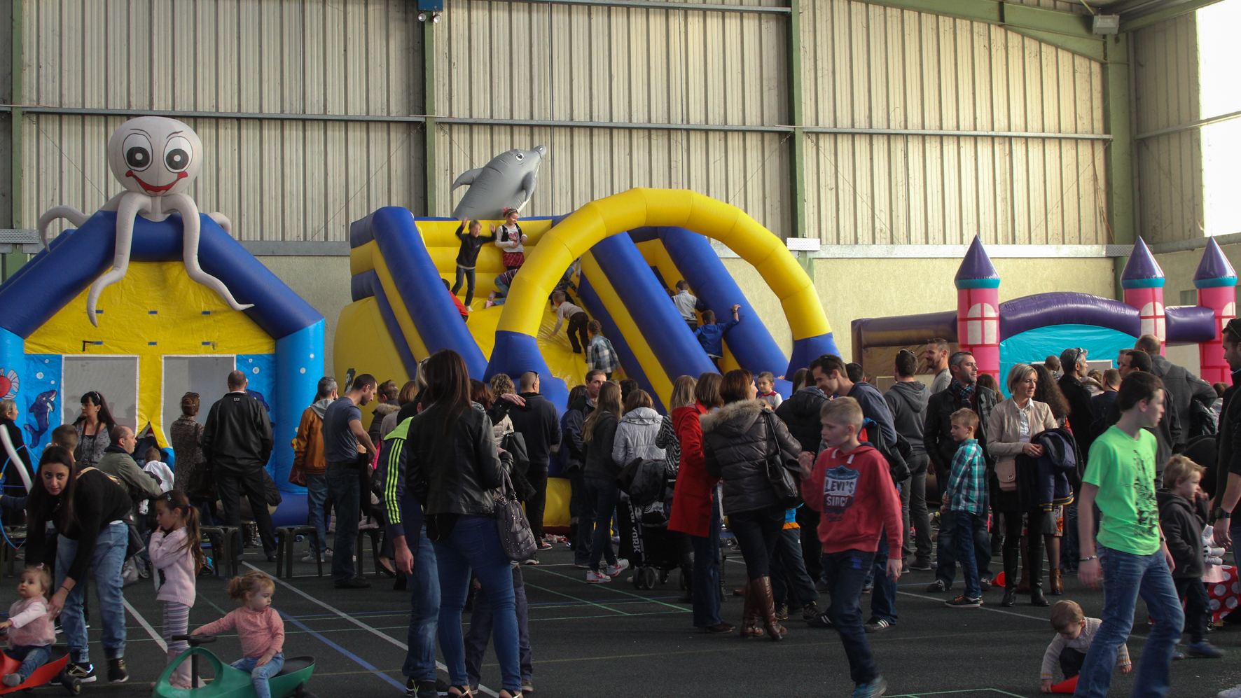 Le Père Noël arrive par les airs sur la base de défense Ventiseri-Solenzara