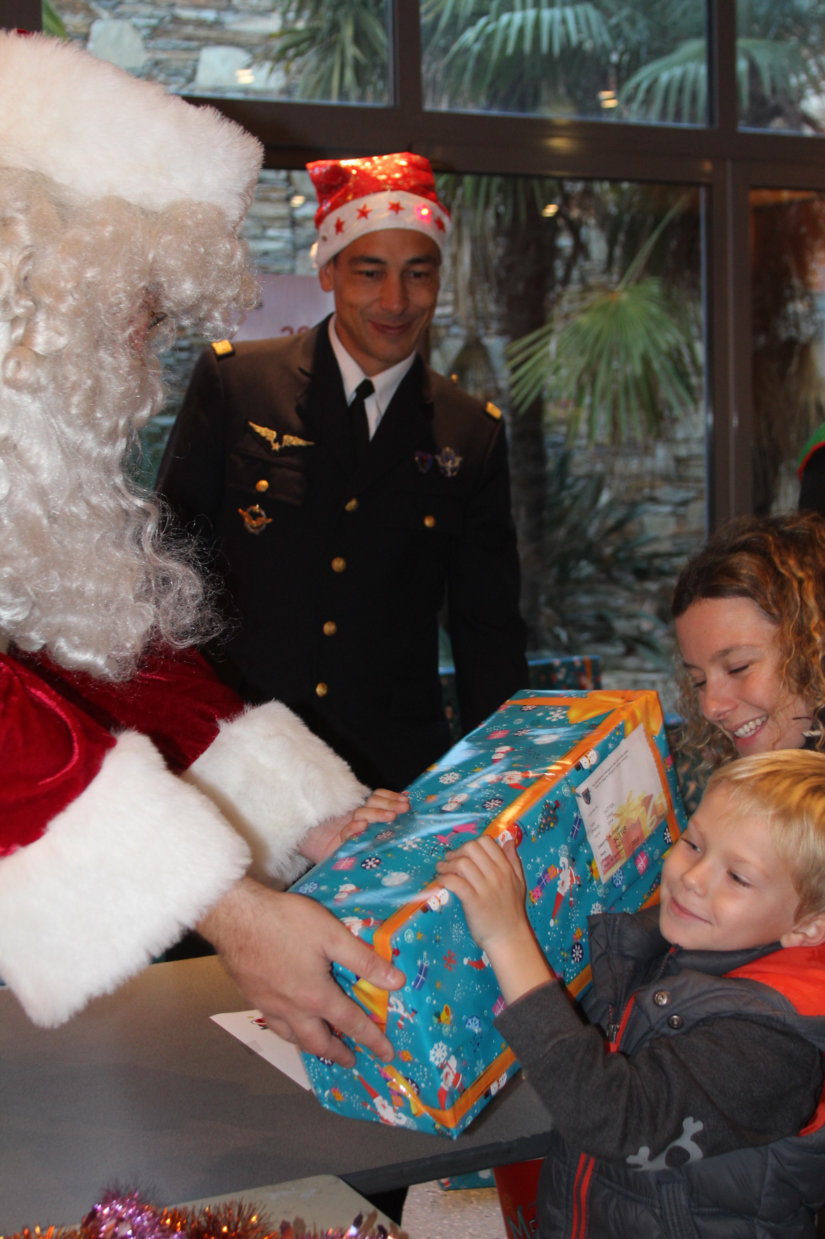 Le Père Noël arrive par les airs sur la base de défense Ventiseri-Solenzara