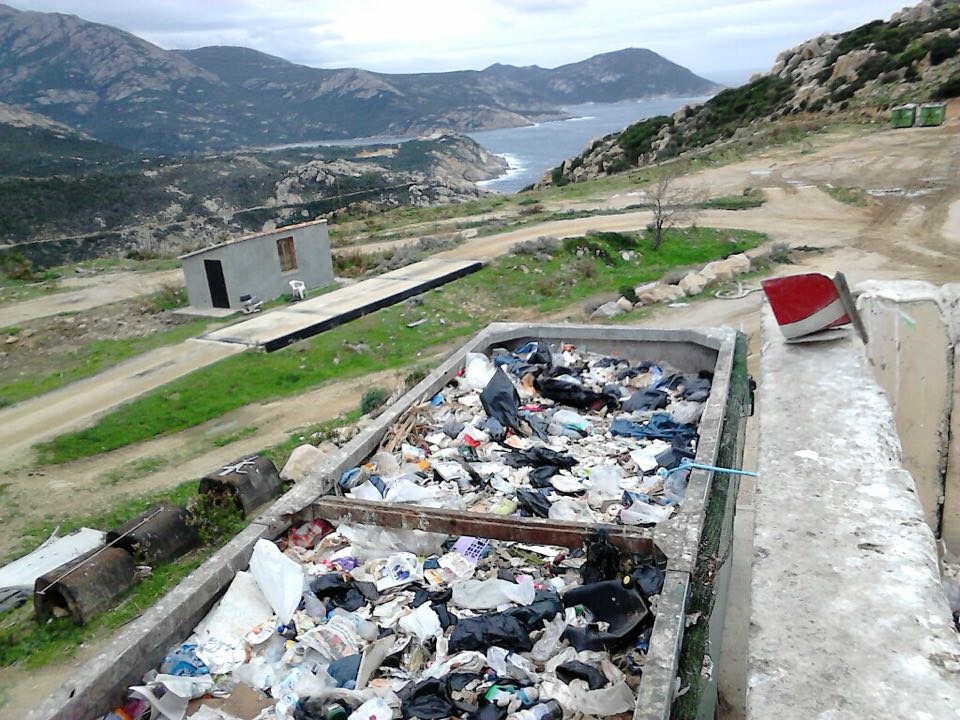 A Calvi, pour l'heure les déchets sont stockés dans ces containers, mais jusqu'à quand?