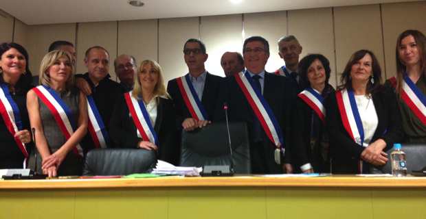 Le nouveau maire de Bastia, entouré de ses douze adjoints.