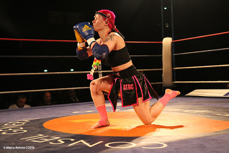 Cindy Silvrestre, lors du traditionnel Wai Khru d'avant combat.