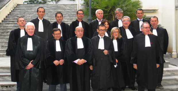 Le président du Tribunal de commerce, Jean-Marc Cermolacce, entouré du vice-président, des présidents de chambre, des juges et des greffiers.
