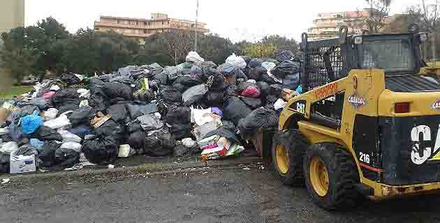 La collecte des secteurs de Lupino et de Montesoro s'effectue à l’aide d’un « Bobcat » pour résorber les points critiques (Dr)