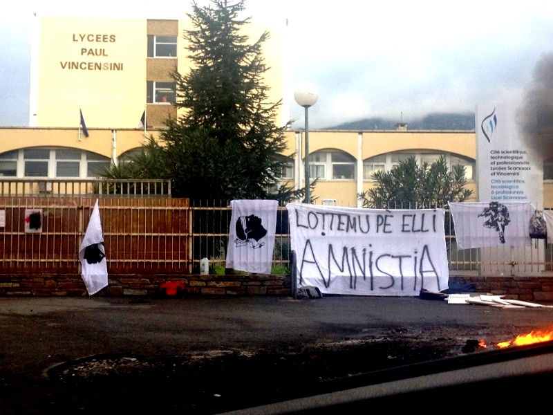 Prisonniers : L'associu di Liceani Corsi manifeste à Bastia
