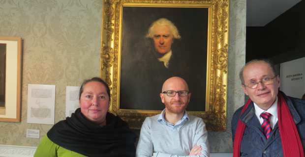 Ariane Jurquet, responsable de la conservation du musée de Bastia, Sylvain Gregori, nouveau conservateur du musée, et Philippe Peretti, adjoint au patrimoine de la ville de Bastia, devant le fameux tableau du Général Paoli, peint par Thomas Lawrence, vers 1788.
