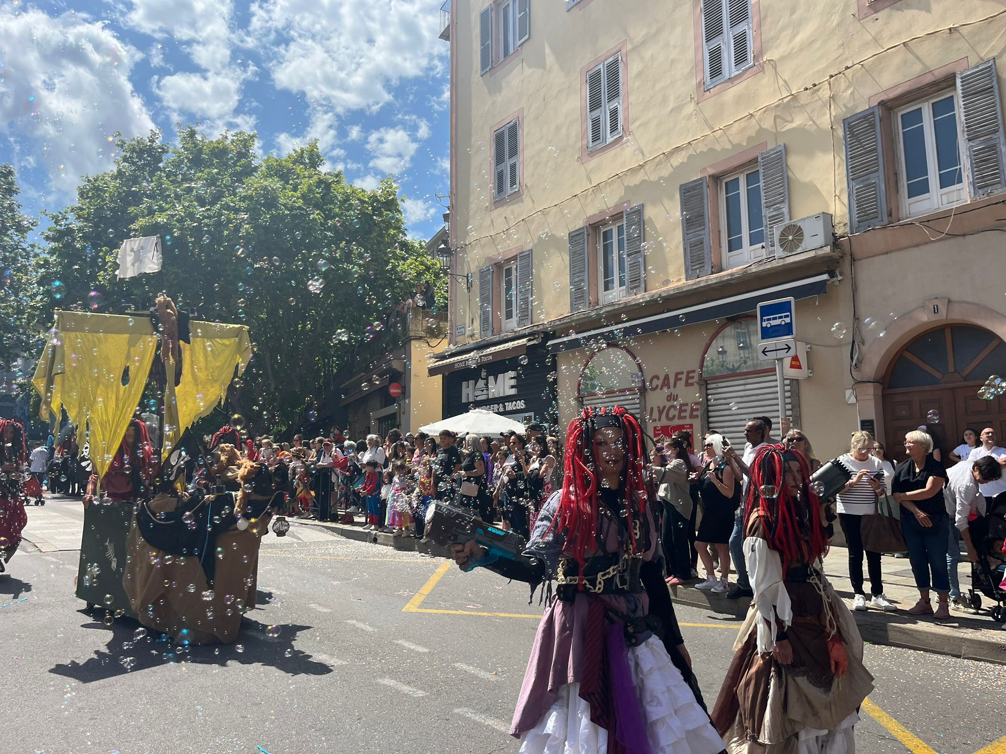 EN IMAGES - Bastia : le carnaval 2025 célébré sous le signe de l’océan