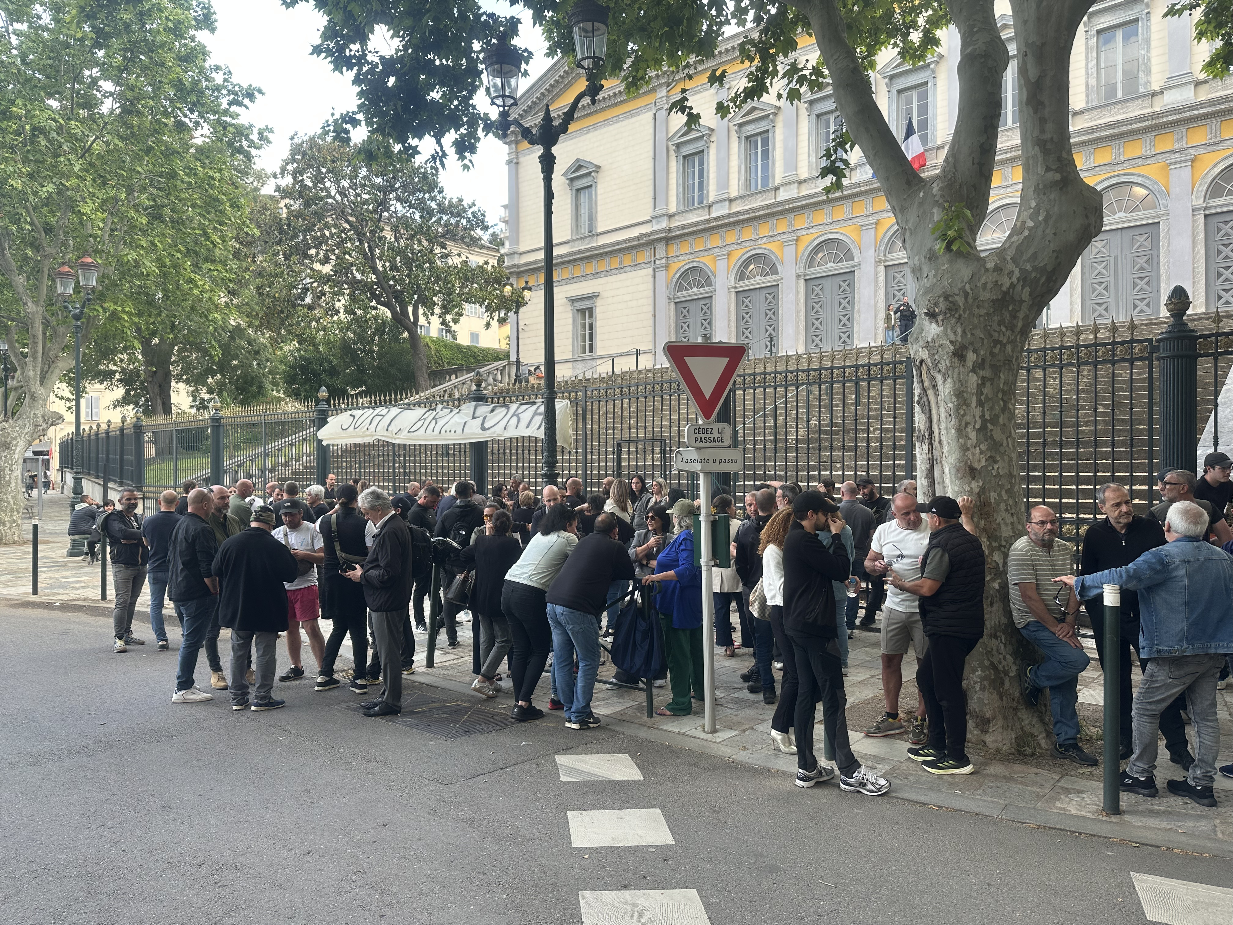 Une soixante de personnes se sont réunies devant le tribunal de Bastia