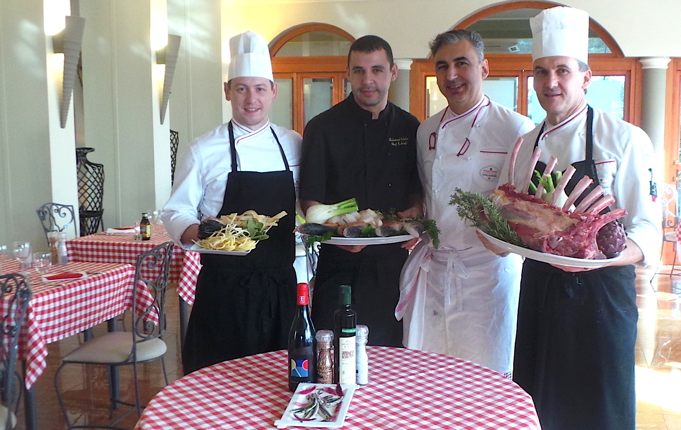 Maurizio Marsili (à droite), Mamo (à ses côtés) et l'équipe de l'Ostella : La cuisine italienne fait son festival
