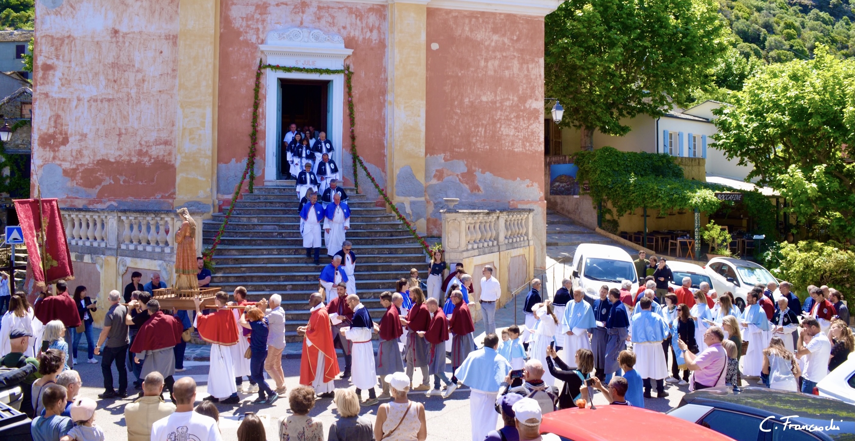La procession de Santa Ghjulia à Nonza avec la nouvelle cunfraternita Santa Ghjulia di Corsica et des confrères venus de toute la Corse. Photo Clément Franceschi.