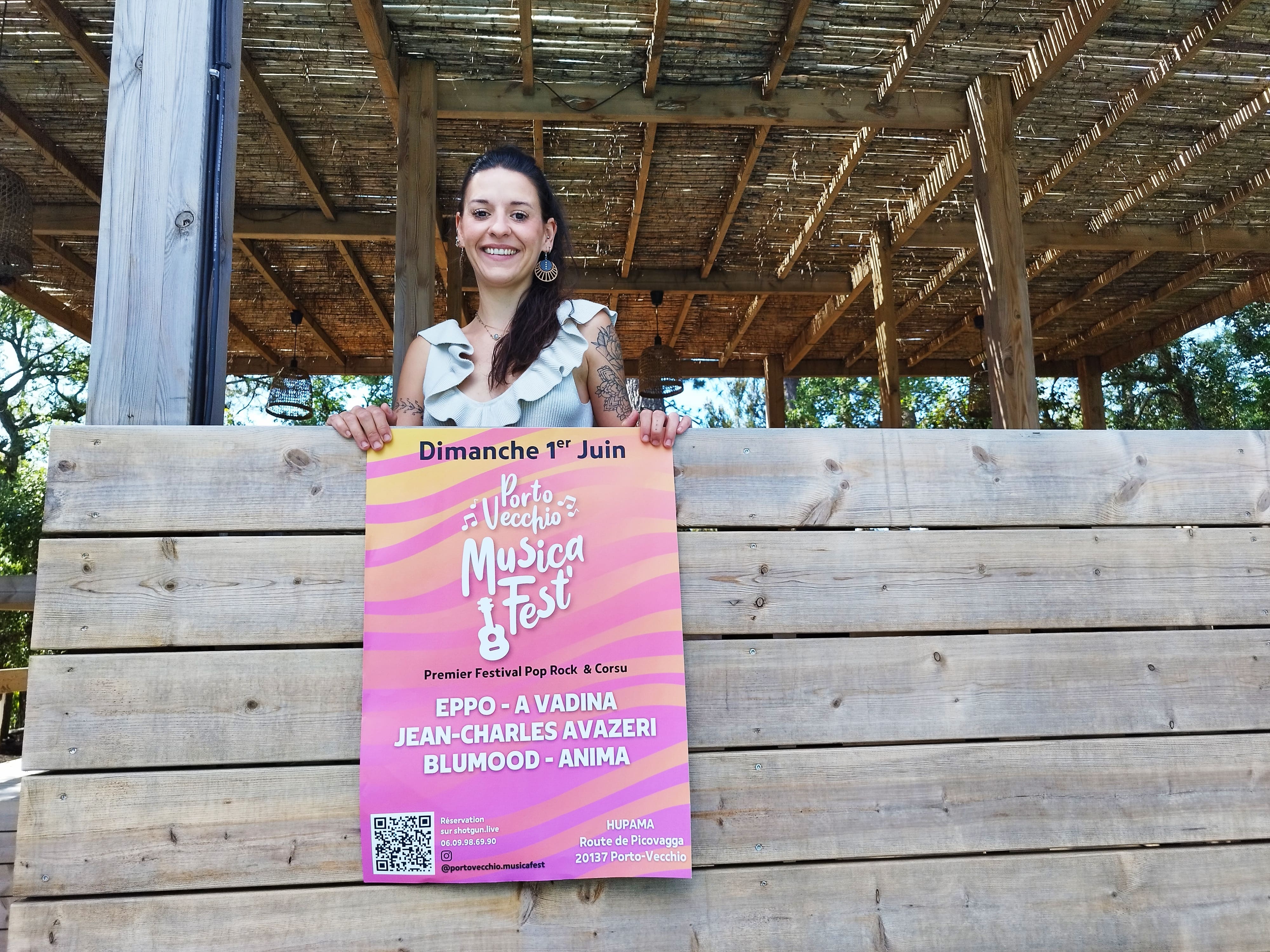 Margery Grivaz, en charge de la communication de l'événement, présente l'affiche de cette première édition du Porto-Vecchio MusicaFest.