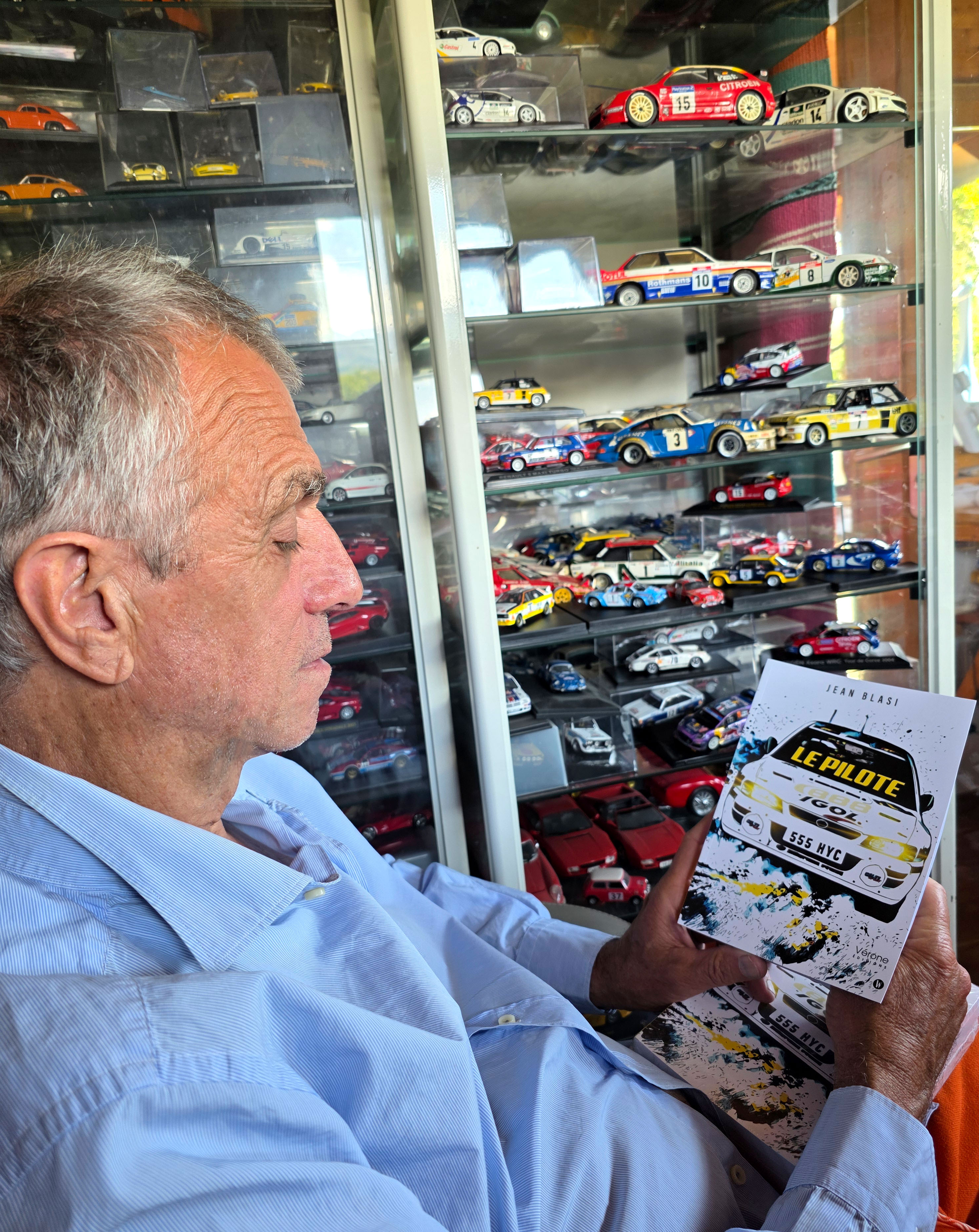 Jean Blasi, un passionné de rallyes automobiles. Avec "Le Pilote" il mèle roman et clins d'oeil à la réalité. A lire à toute vitesse !
