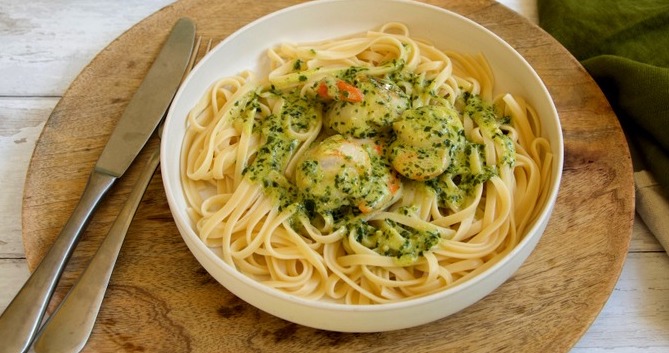 A table : coquilles Saint-Jacques aux pâtes fraiches