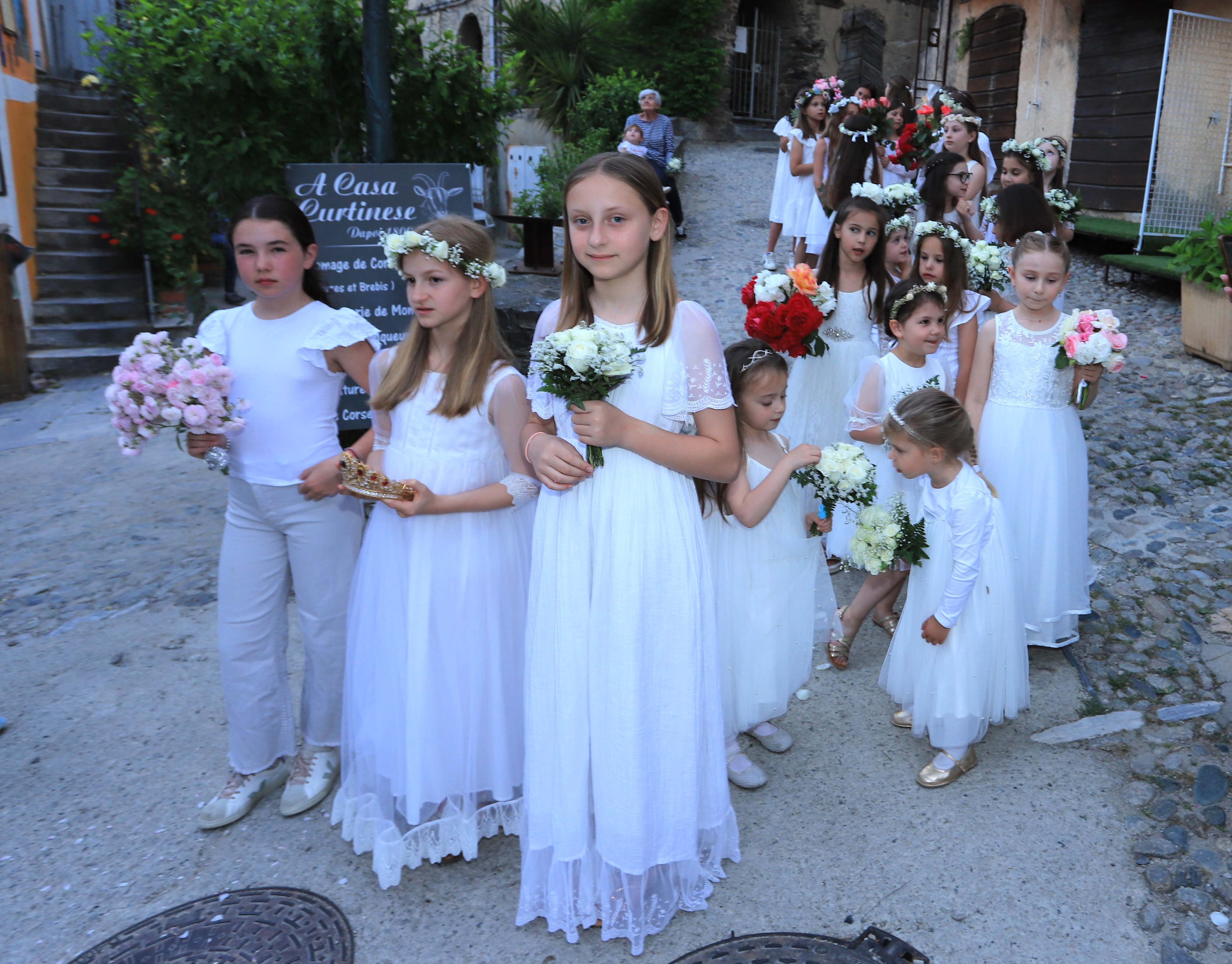 A Corte, on a respecté la tradition du couronnement de la Vierge