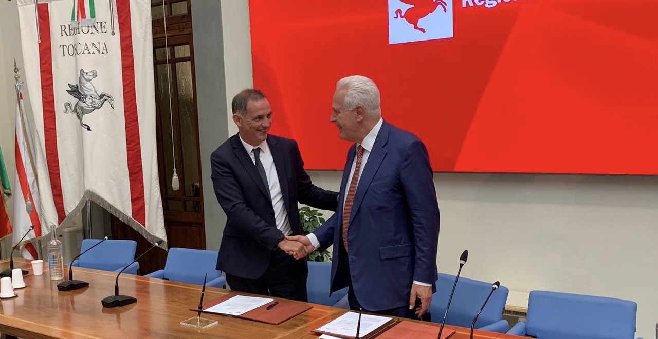 La signature, mardi 3 juin, au Palazzo Strozzi, à Florence d'un accord de coopération transfrontalière entre la Corse et la Toscane par le Président de la Région Toscane, Eugenio Giani et le Président du Conseil Exécutif de Corse, Gilles Simeoni.