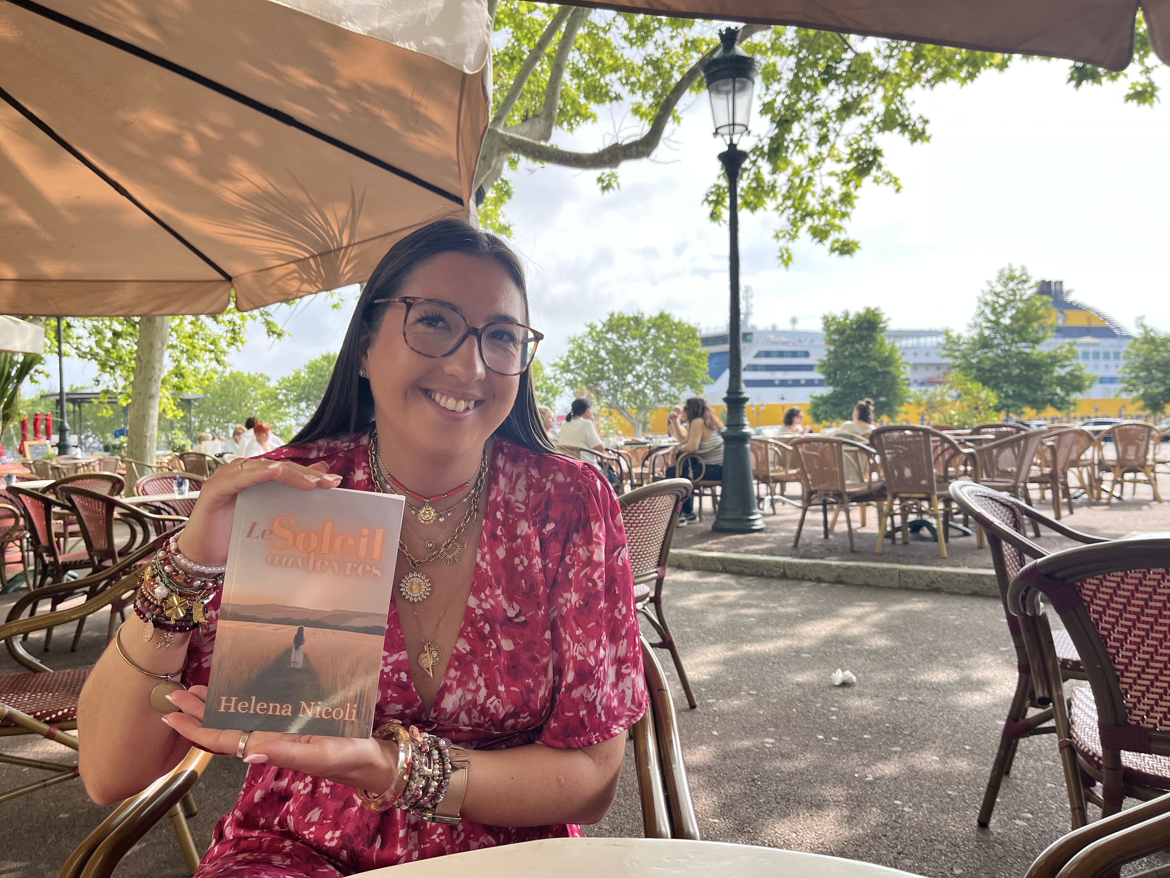 « Soleil aux lèvres » : dans son premier livre, l’autrice Bastiaise Helena Nicoli de 26 ans, raconte le deuil, le viol et la résilience