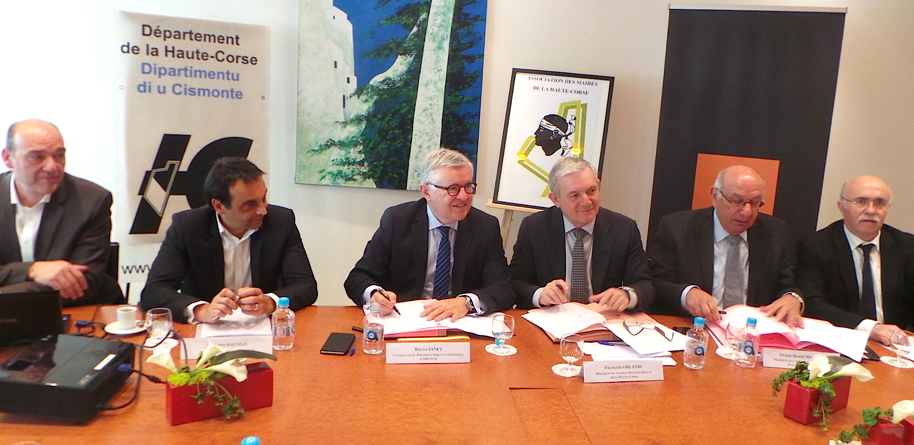 Bruno Janet, conseiller du président directeur général d'Orange, François Orlandi, président du conseil départemental et Pierre-Marie Mancini, président de l'association des maires de Haute-Corse ont signé la charte en présence notamment de Philippe Daumas, directeur régional d'Orange et Francis Giudici, premier vice-président du Conseil départemental
