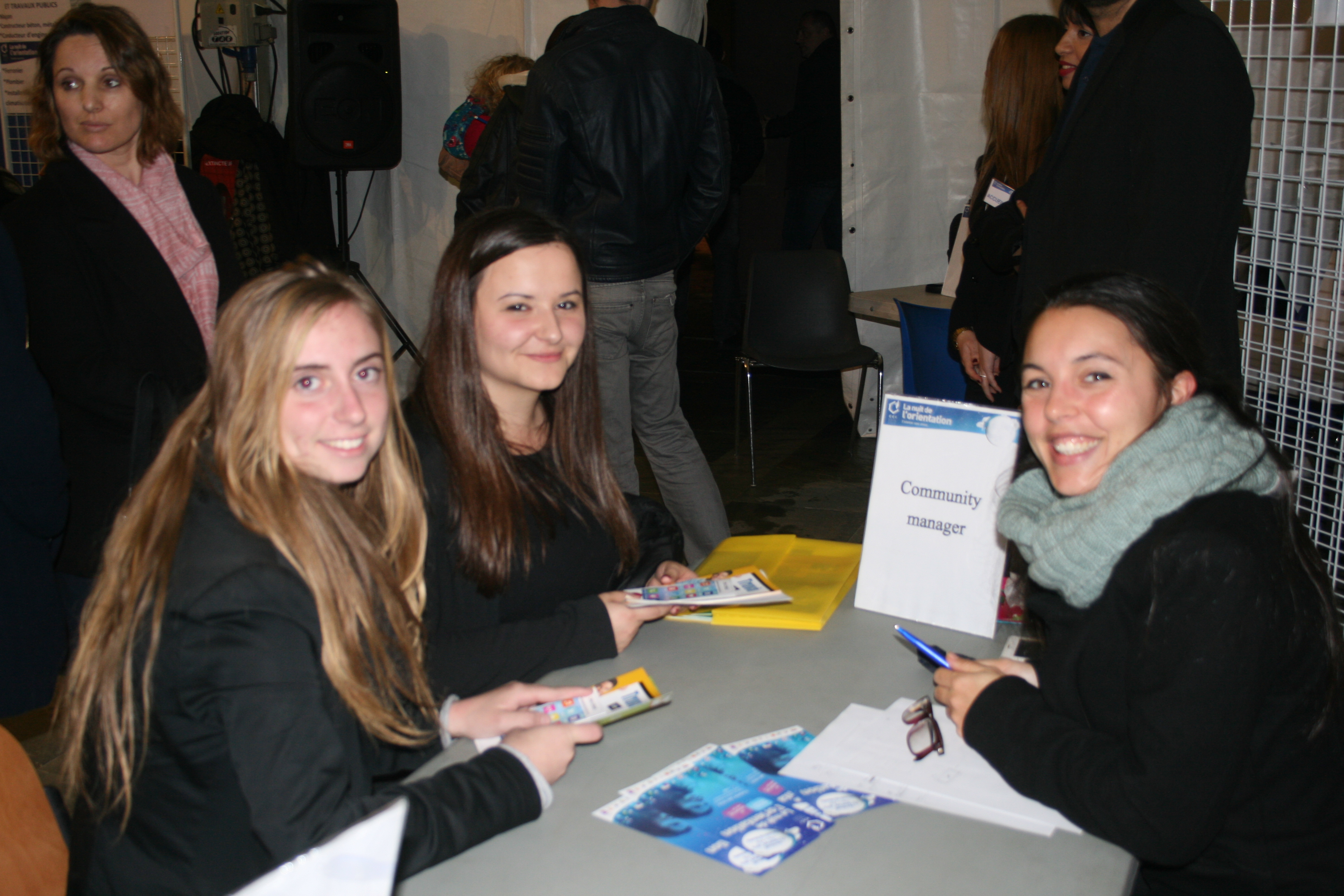 Shirley Gilbert gérante d’une société de e-marketing avec Sara et Raffaella, élèves de terminale interessées par les métiers de la vente