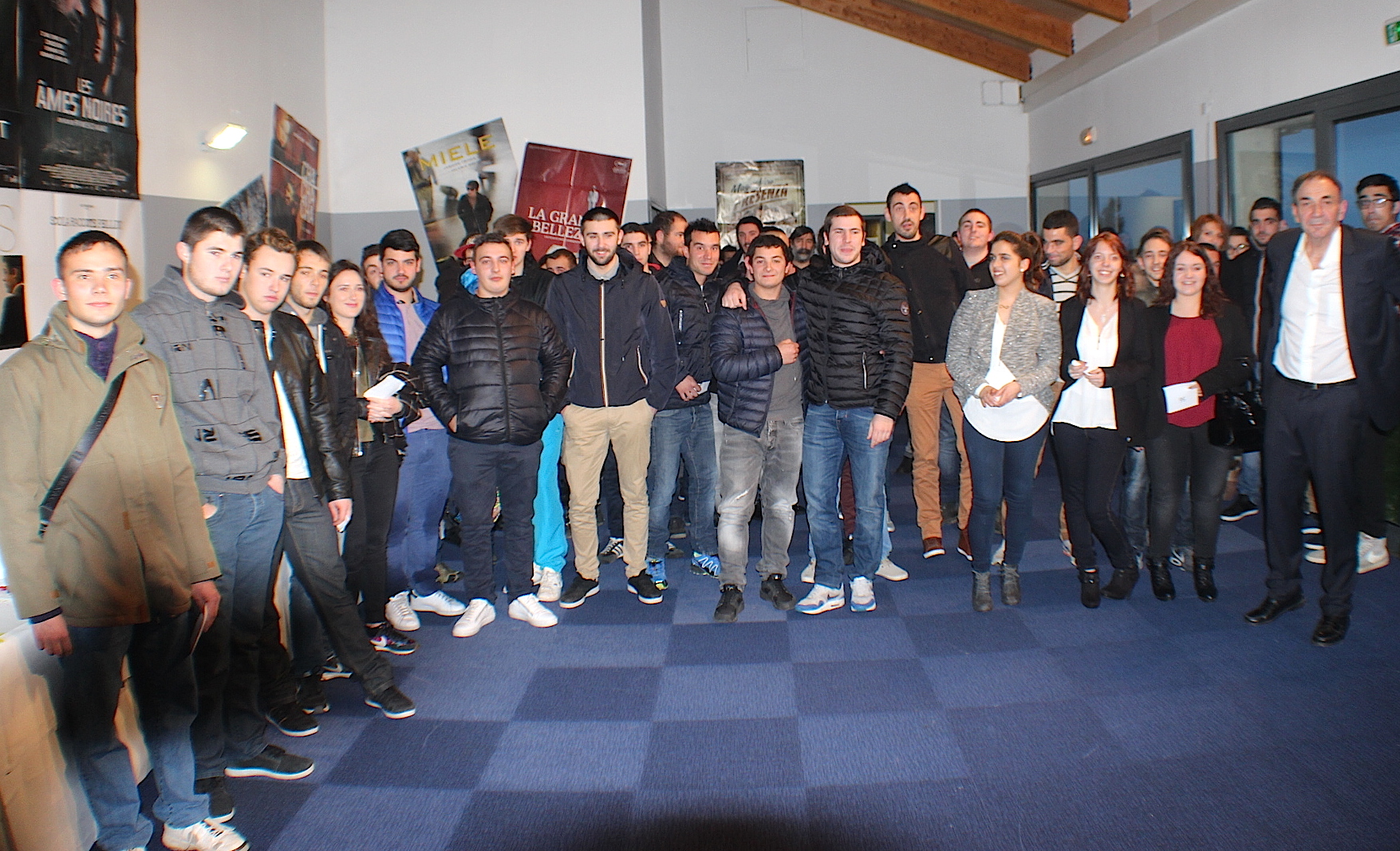 Une partie des diplômés avec Xavier Luciani