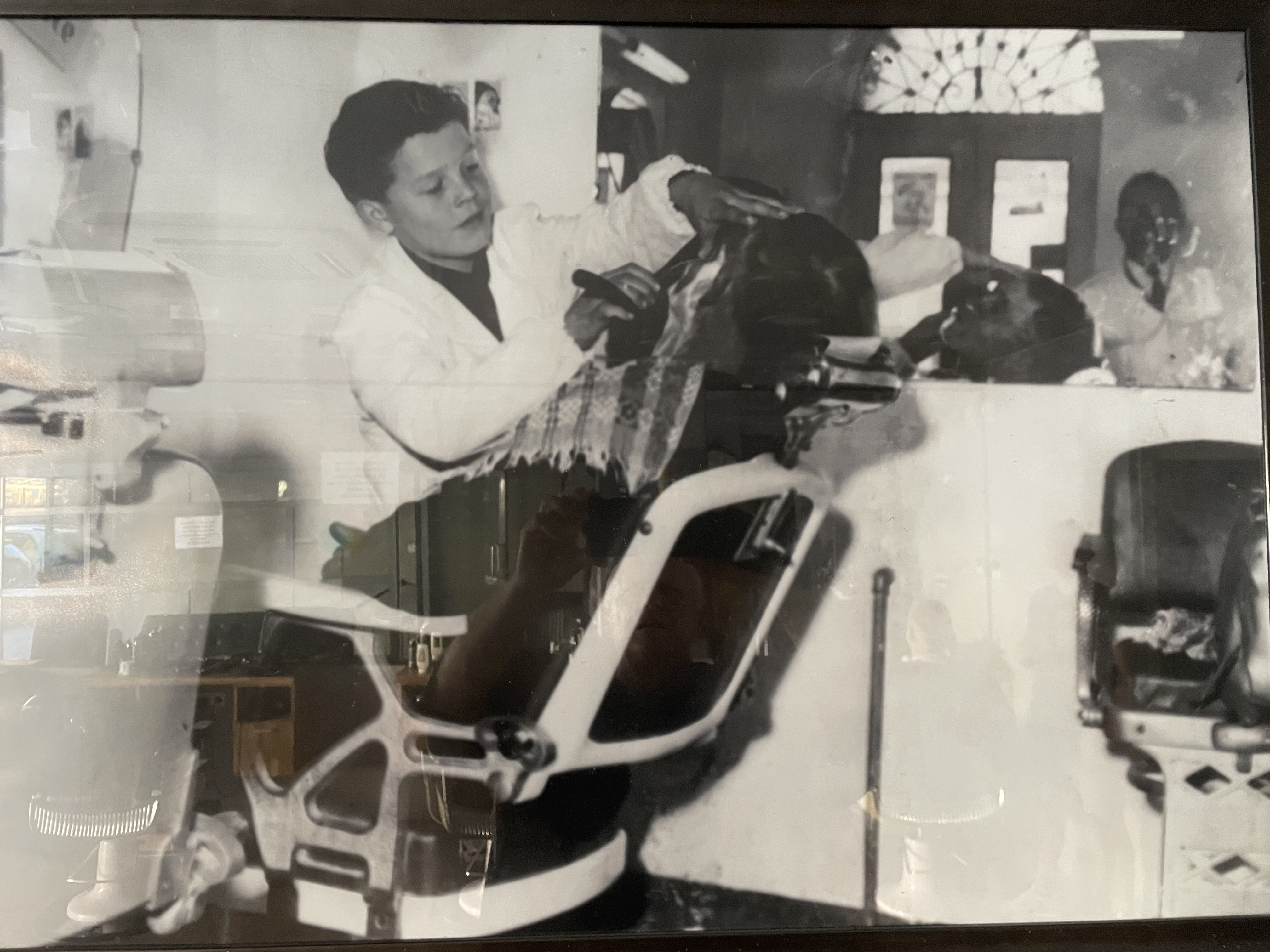 Paolo, 11 ans, à Nulvi en Sardaigne, coupe ses premiers cheveux.
