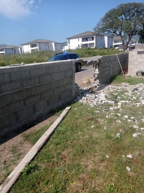 Sous la violence du choc, la clôture s'est effondrée.