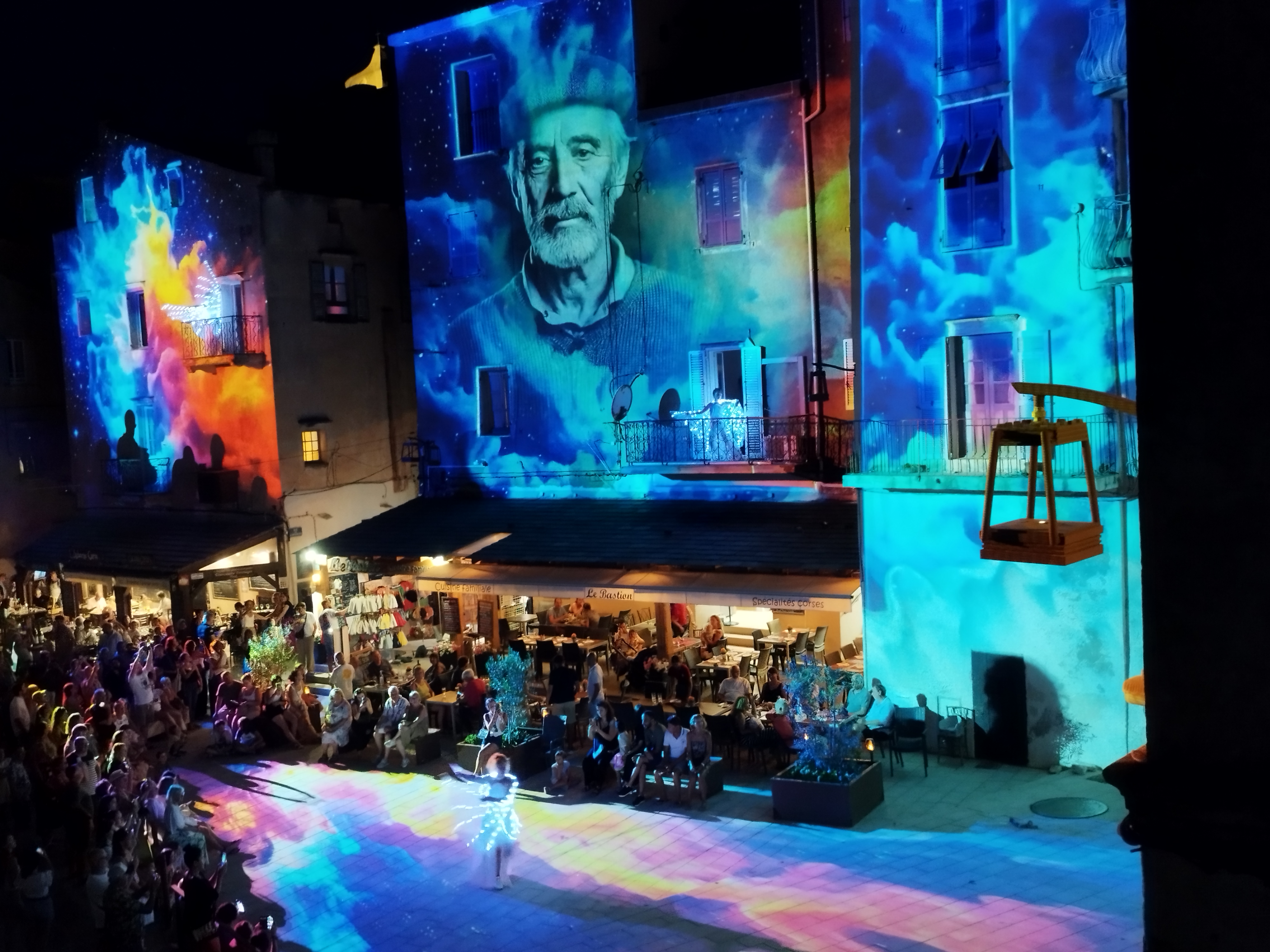 Les Veilleurs de mer, le sublime video-mapping de la place d'Armes qui rend hommage aux pêcheurs bonifaciens.