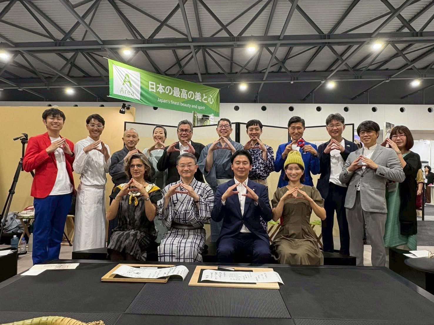 Laure de Crepy (4e en partant de la gauche)  et les invités à la dégustation de châtaigne corse sur le stand de Shunkado