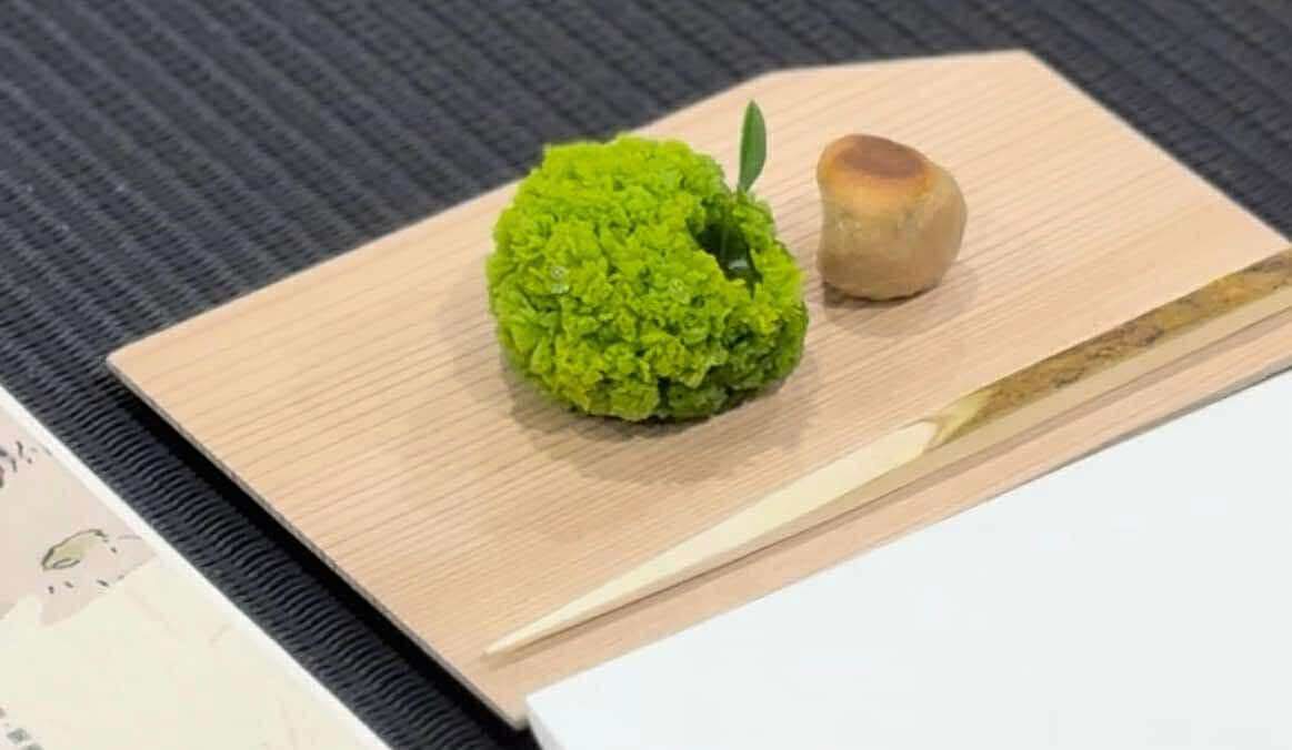 Gâteau à la farine de châtaigne corse et gâteau au thé matcha.