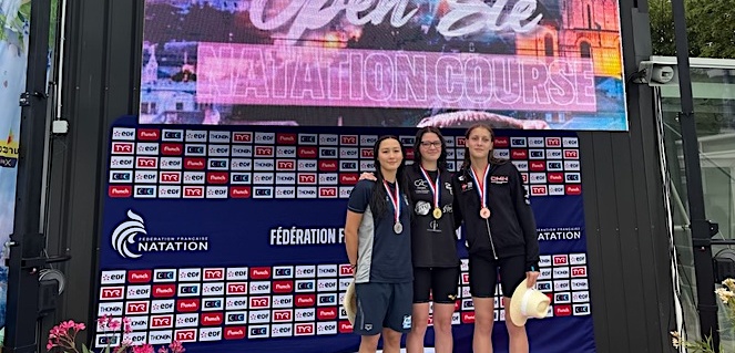 Pauline Lacroix sur la 1ere marche du podium de l'Open d'été de la FFN