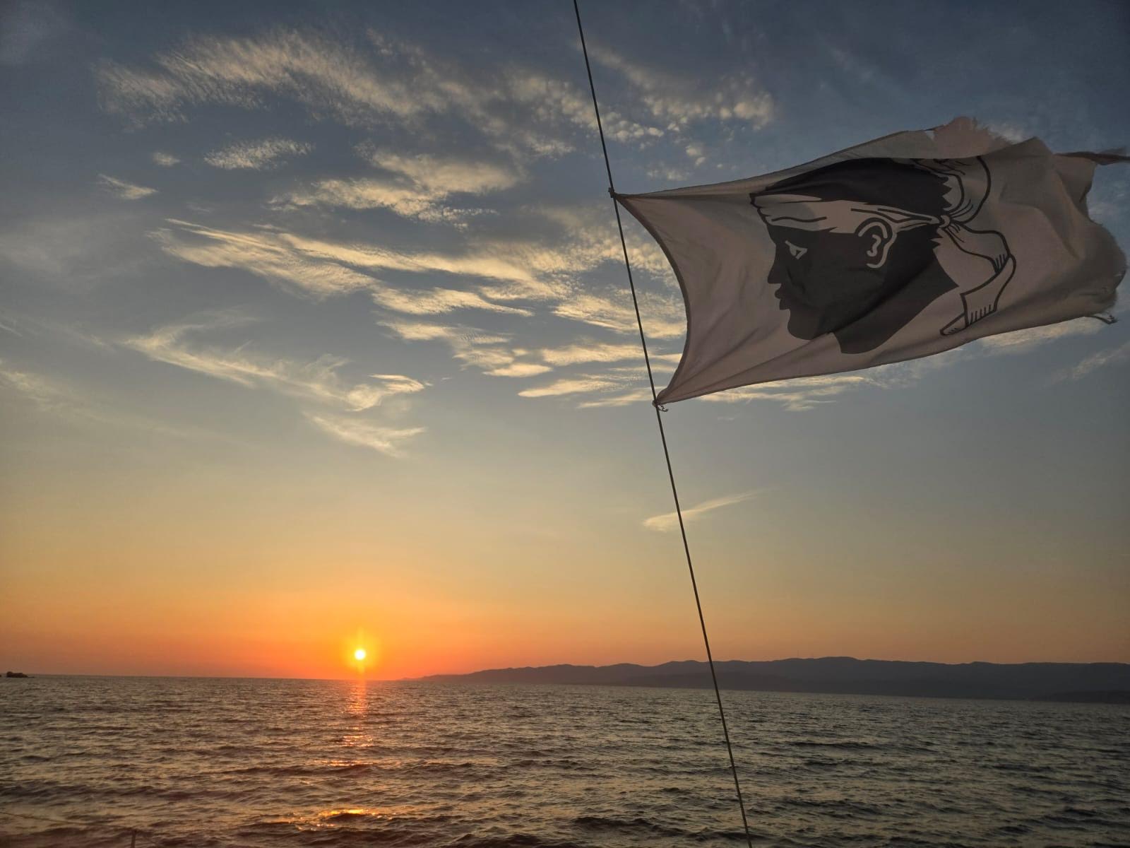 A màghjina : a bandera sottu u ventu è u sole