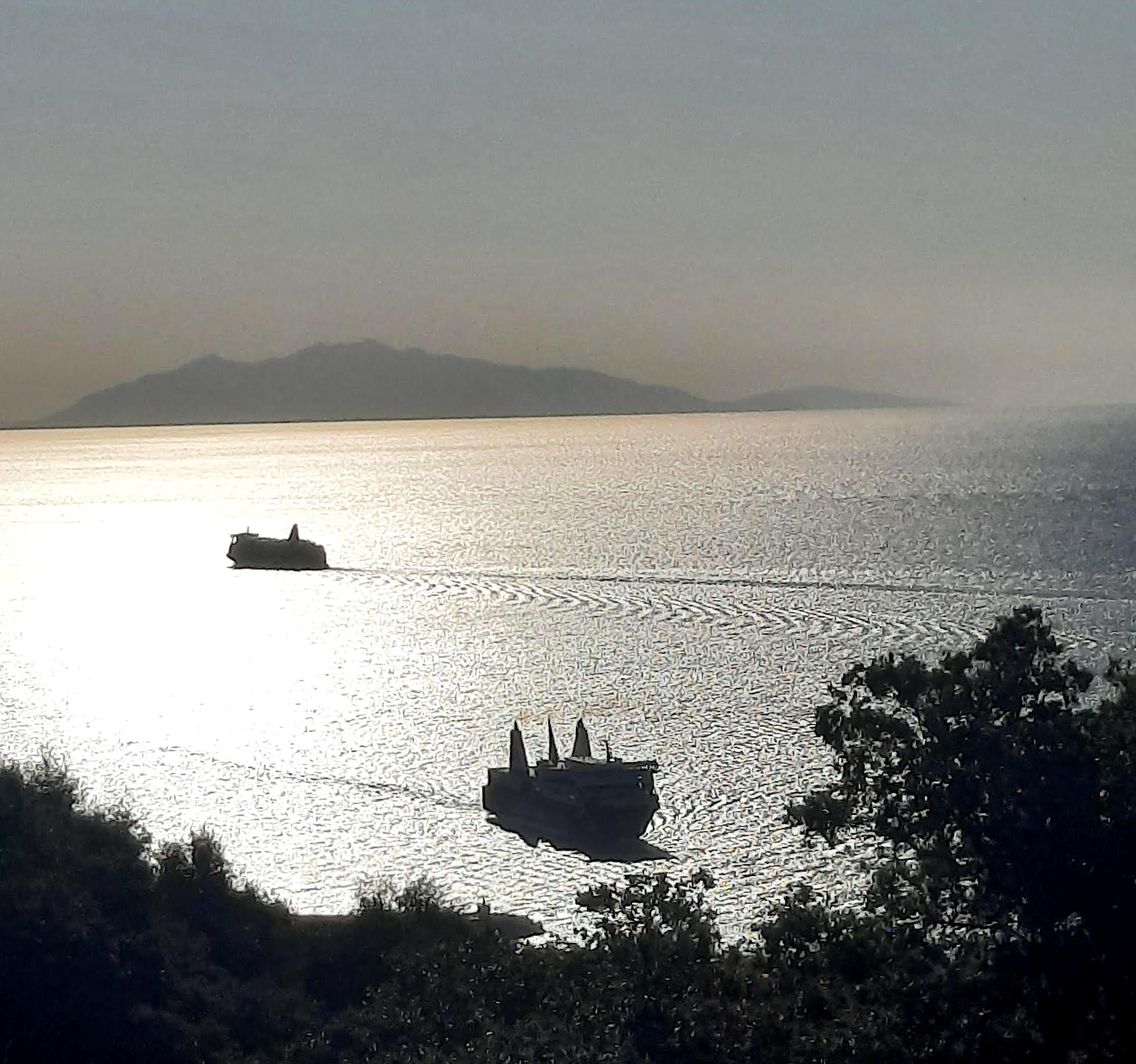 A màghjina :  À mezu u mare d'argentu, scorre a vita