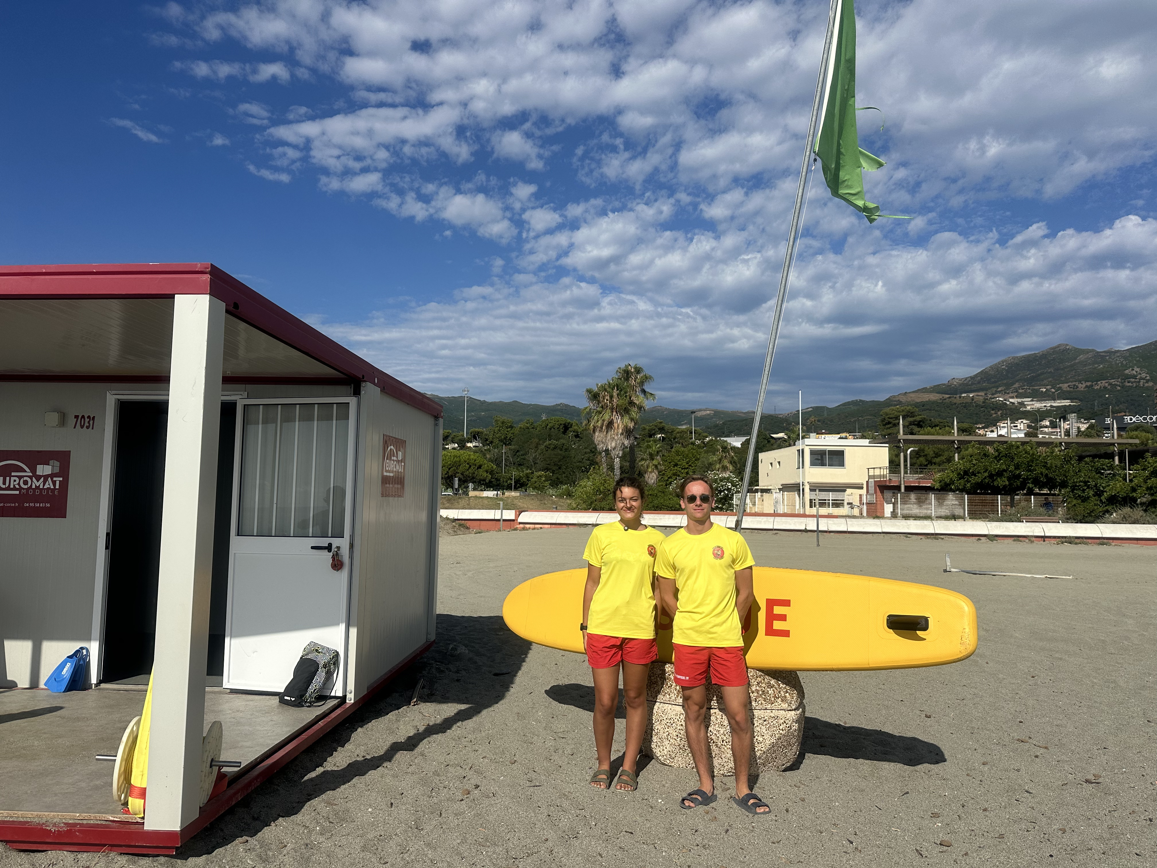 Lélia et Léo surveillent la plage de l'Arinella à Bastia
