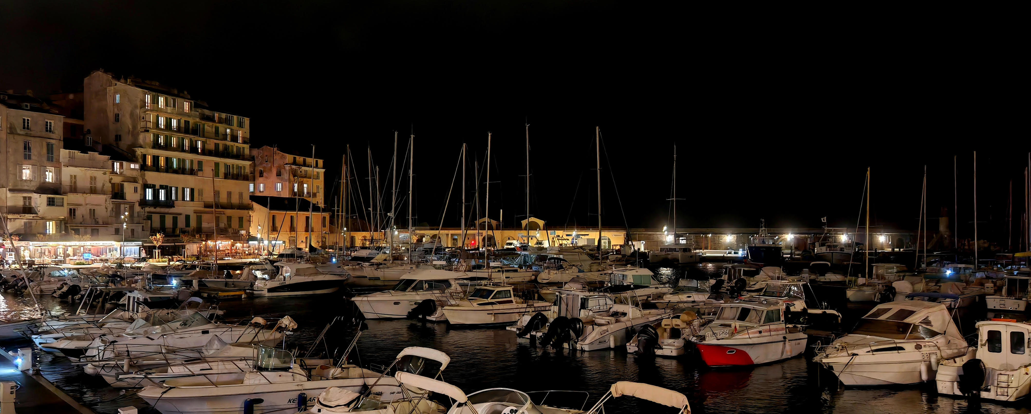 A màghjina :  U  Vechju portu di Bastia, à l’incantu di a notte