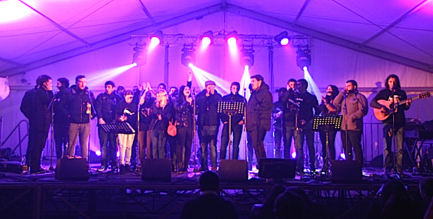 Le groupe Cuscenza avec sur scène des militants de la GI (Photo :D.S)